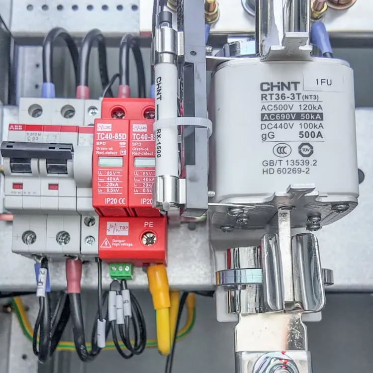 Is the outlet voltage equal to the energy storage voltage 