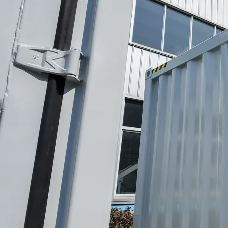 The photovoltaic inverter is connected to 220V